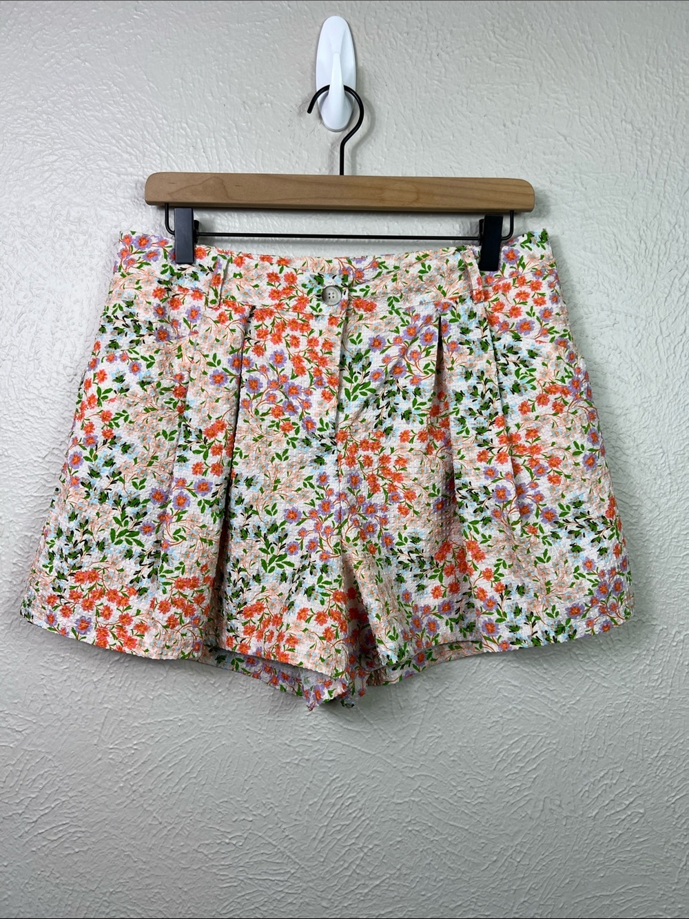 dRA Los Angeles Darcy Allover Floral Print Pleated Lined High Rise Shorts Large